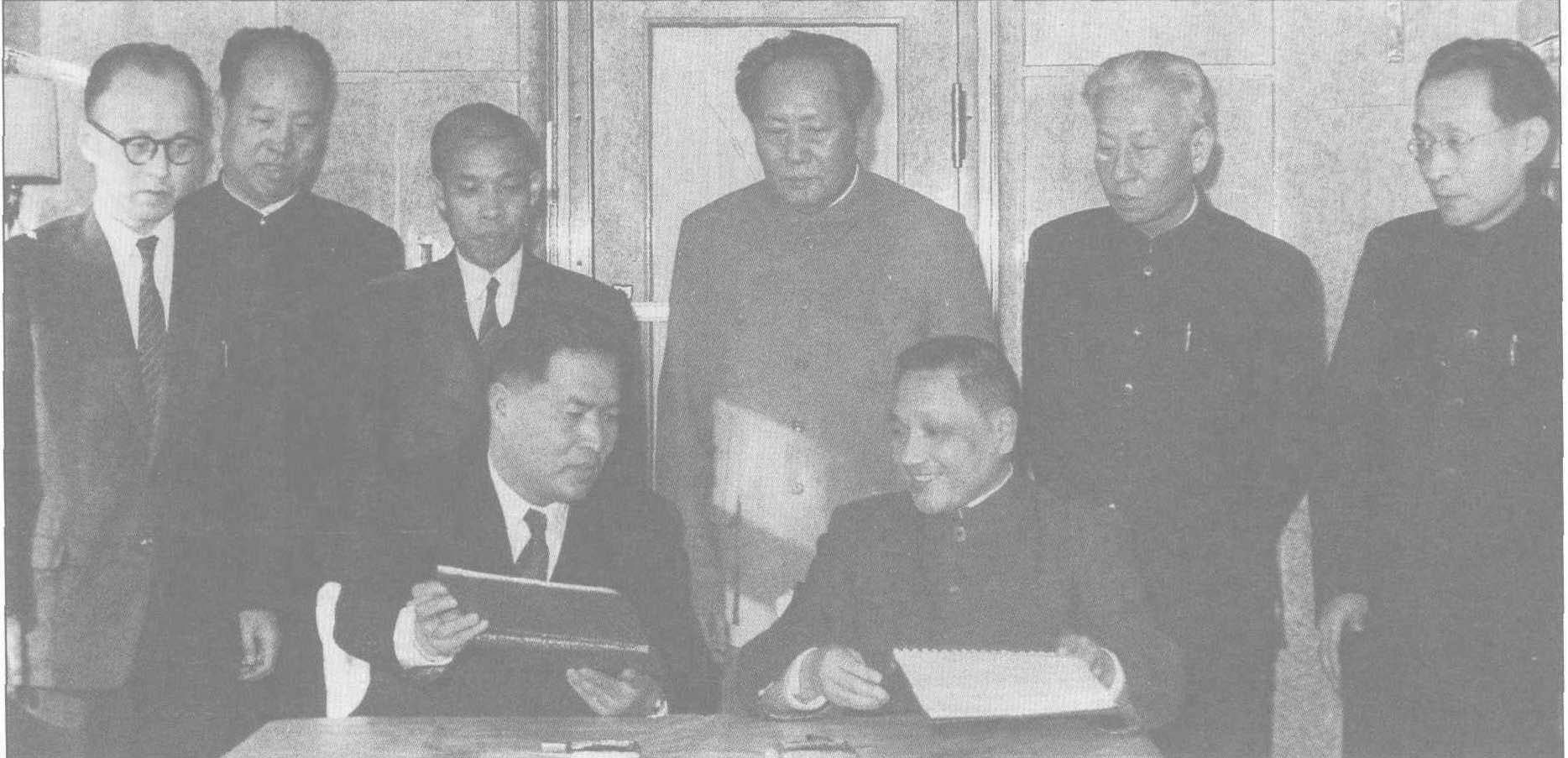 1959年3月，中国共产党和日本共产党在郑州签署关于两党的联合声明。中共中央委员会总书记邓小平和日本共产党总书记宫本显治分别在联合声明上签字。毛泽东、刘少奇等出席了签字仪式